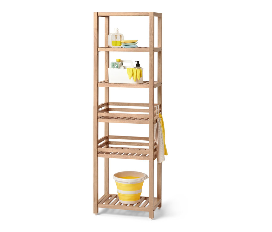 Środki czystości na regale z litego drewna.