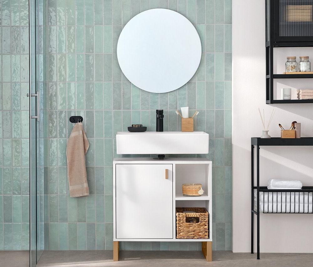 Wnętrze łazienki z wąską konsolą z półkami, szafką ścienną ze szklanymi drzwiczkami i szafką pod umywalkę.