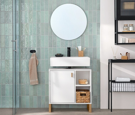 Wnętrze łazienki z wąską konsolą z półkami, szafką ścienną ze szklanymi drzwiczkami i szafką pod umywalkę.