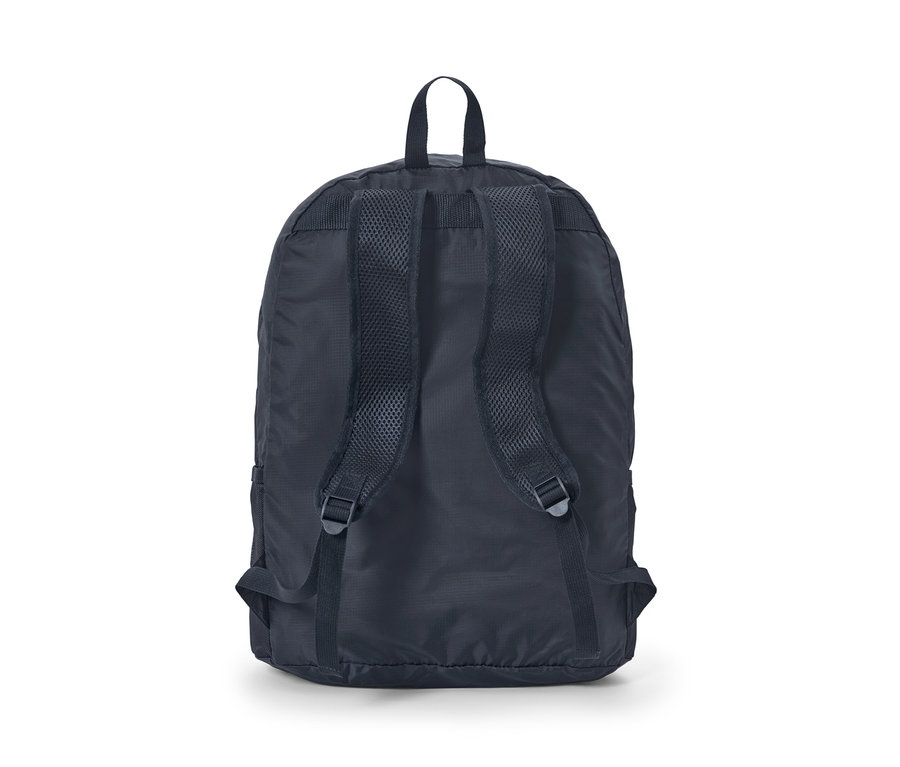 Czarny składany plecak widoczny od tyłu.