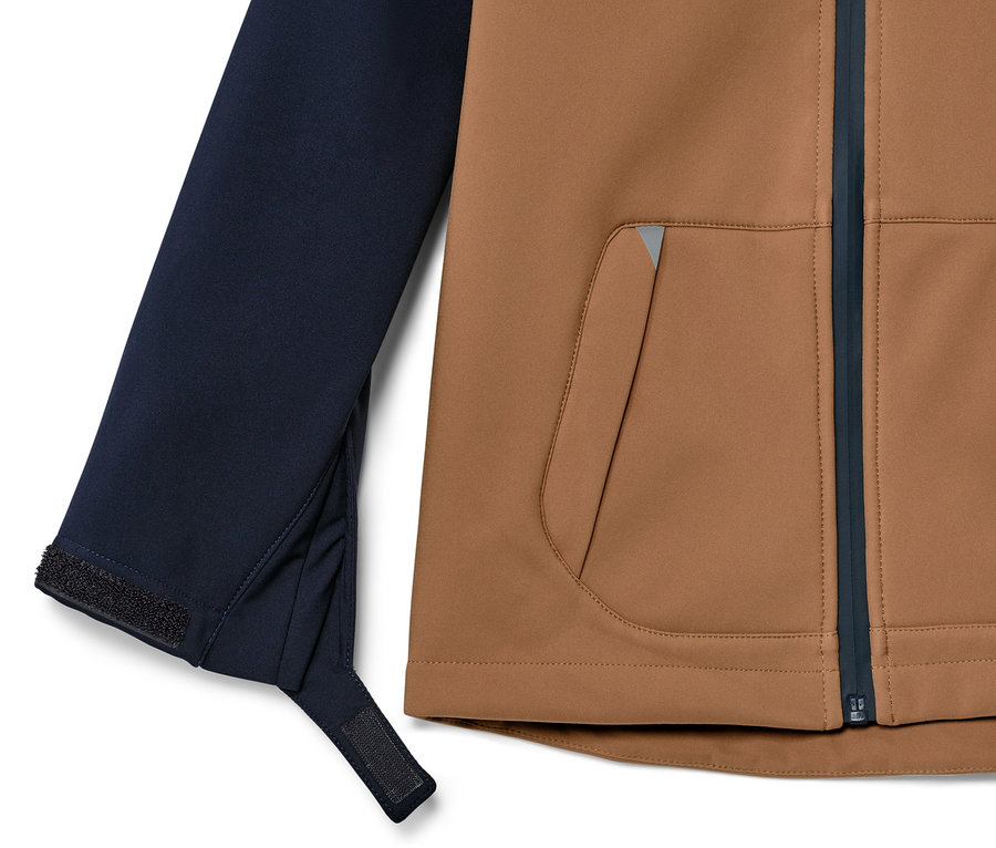 Szczegół dziecięcej kurtki softshell z brązowym przodem i granatowym rękawem.