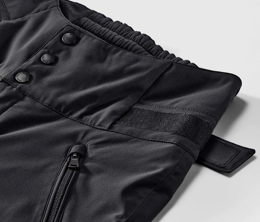 Zbliżenie na czarne spodnie narciarskie z wysokim stanem.