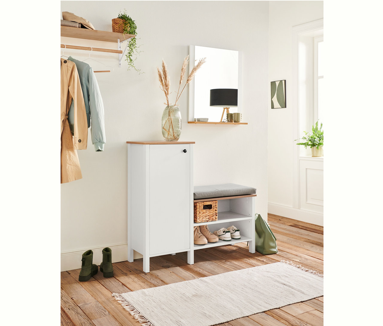 We wnętrzu znajduje się garderoba ścienna i ławka z szafką na buty.