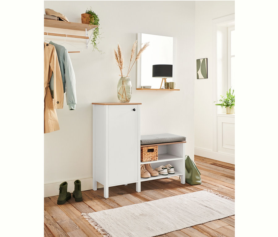 We wnętrzu znajduje się garderoba ścienna i ławka z szafką na buty.