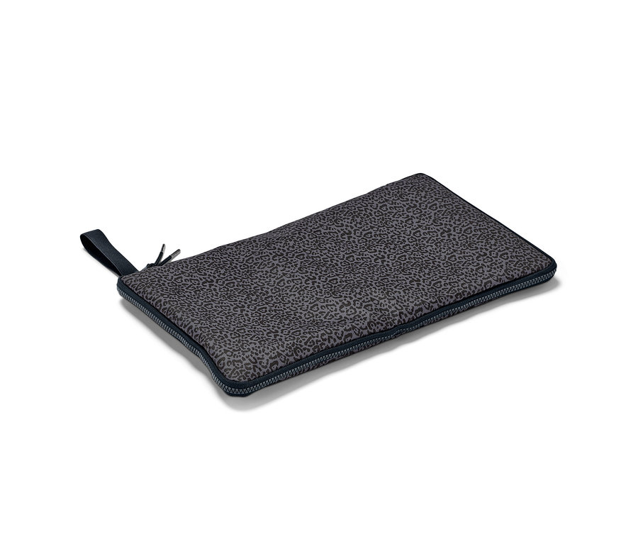 Szara, składana podkładka do przebierania i worek na mokre rzeczy 2 w 1 ze wzorem zwierzęcym.