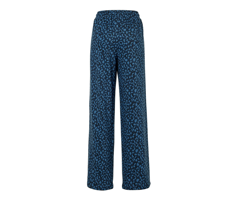 Niebieskie spodnie dresowe z nadrukiem.