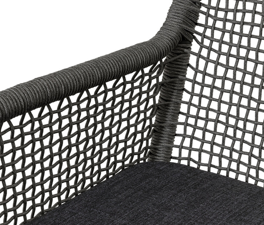 Fragment krzesła ogrodowego z wysokim oparciem z plecionką tekstylną.