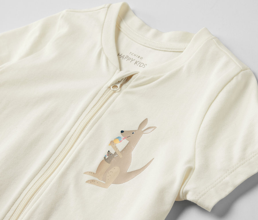 Zbliżenie na krótką piżamę z nadrukiem kangura.