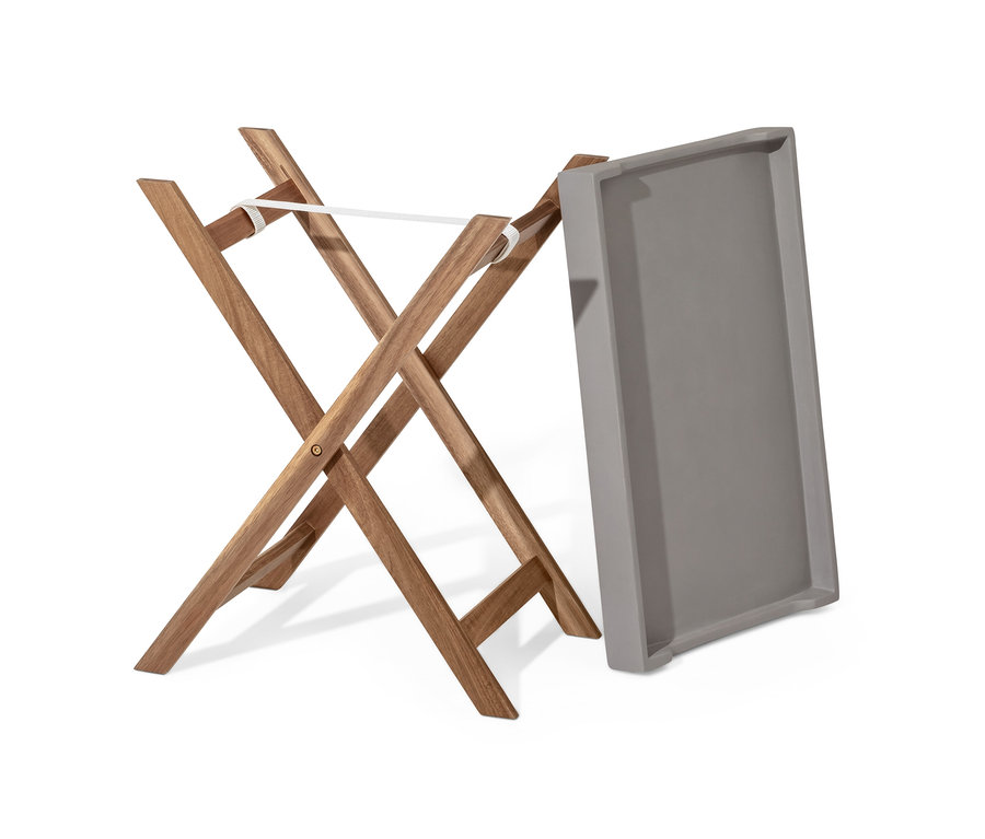 Składany stolik z szarą tacą z polimerowego cementu.