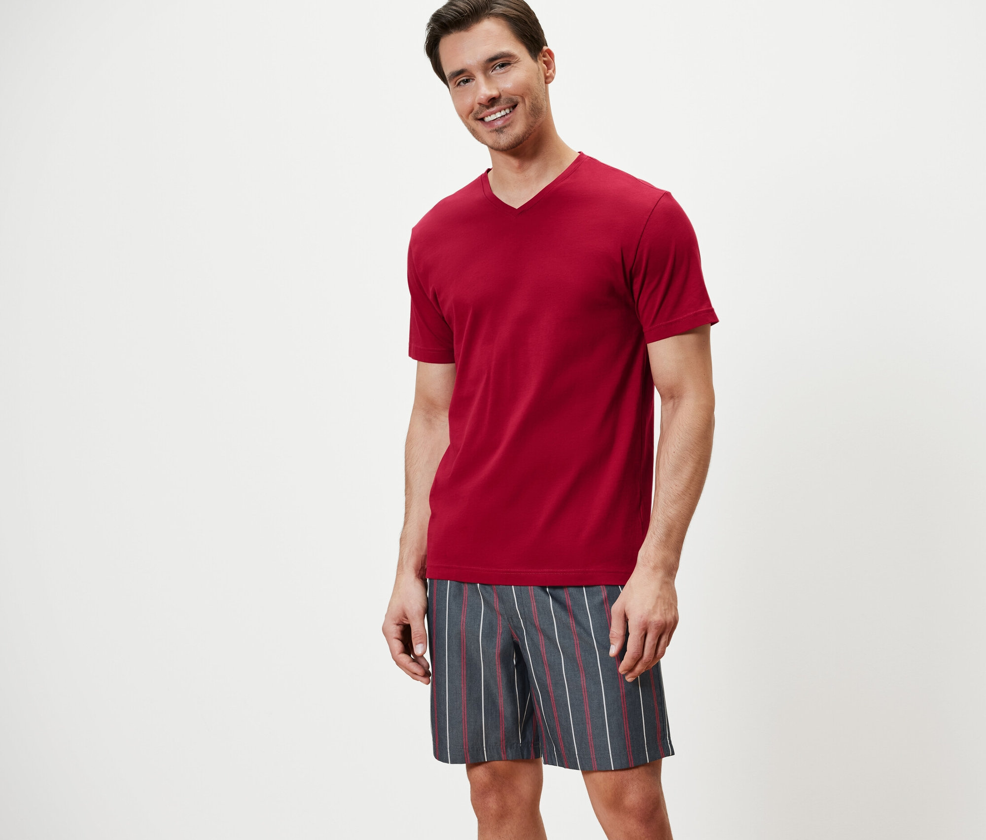 Uśmiechnięty mężczyzna w piżamie.