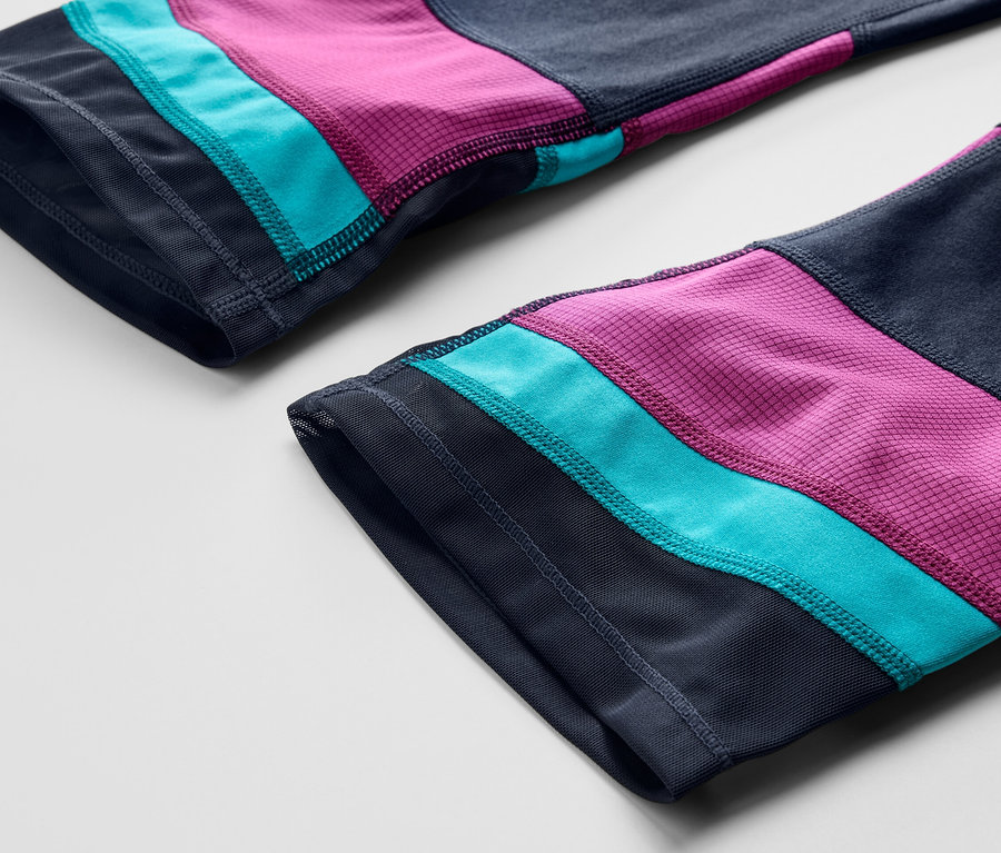 Zbliżenie na sportowe legginsy 3/4 z blokami kolorów.