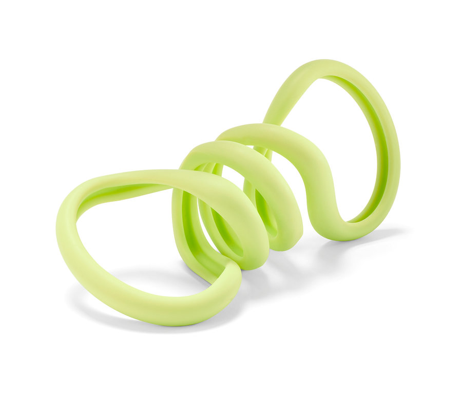 Jasnozielona zabawka do przeciągania dla psa zwinięta spiralnie leży na białym tle.
