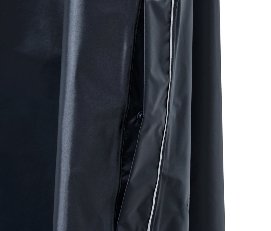 Szczegół niebieskiego poncza przeciwdeszczowego unisex z kieszenią obszytą na biało.