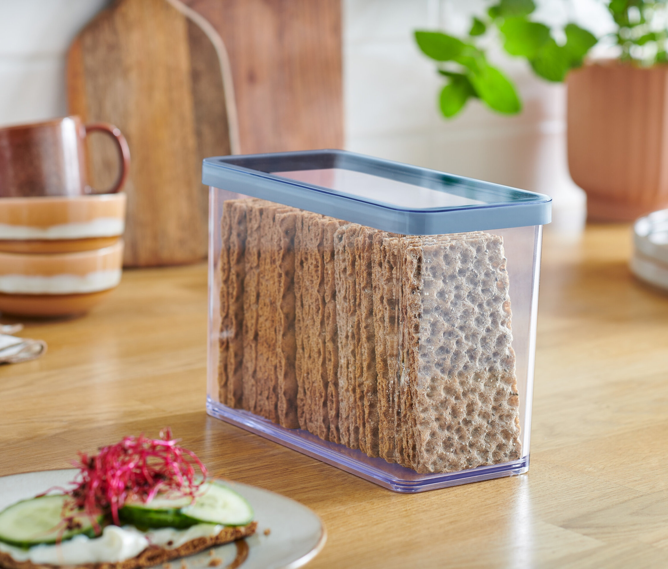 Chrupkie pieczywo w przezroczystym pojemniku do przechowywania.