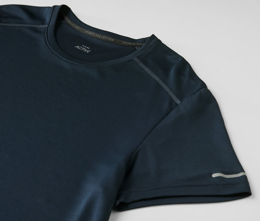 Granatowa koszulka funkcyjna.