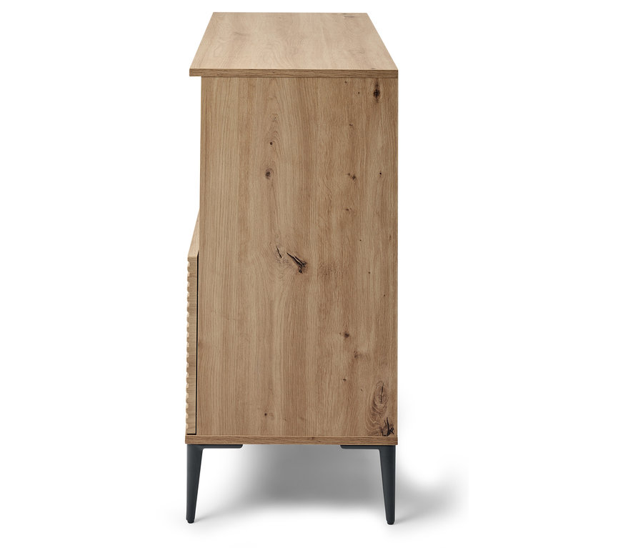 Widok z boku drewnianej komody z ciemnymi nogami.