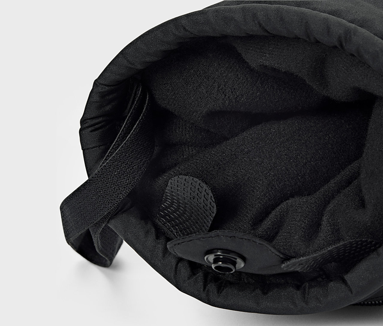 Szczegół czarnej tkaniny z wewnętrzną podszewką i sznurkiem.