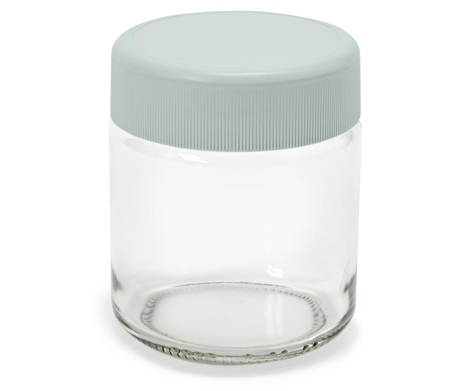 Puste szklane naczynie z szarą pokrywką.