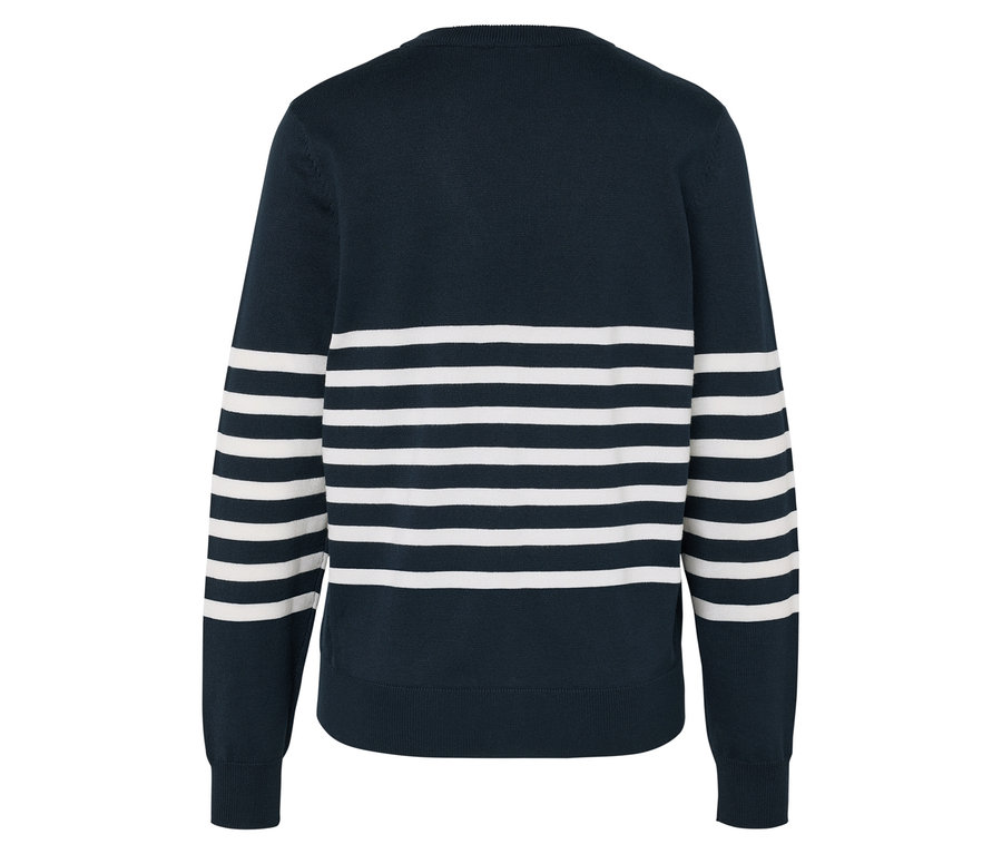 Granatowy sweter z białymi paskami na rękawach i klatce piersiowej.