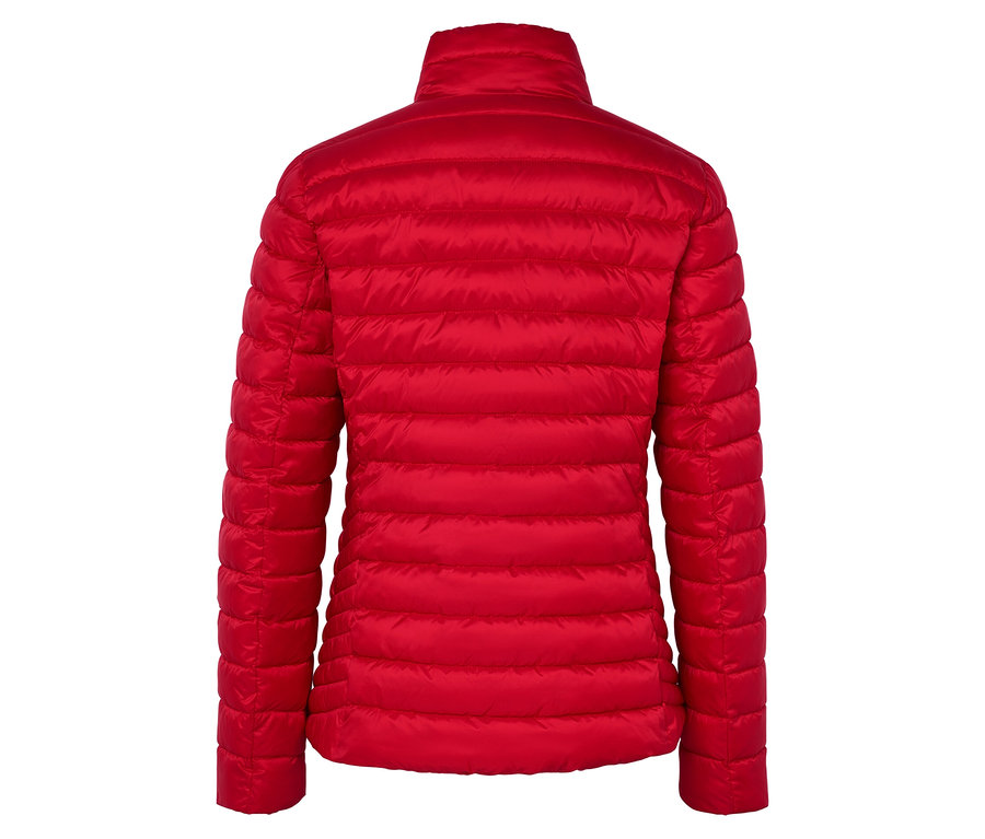 Widok z tyłu czerwonej kurtki puchowej.