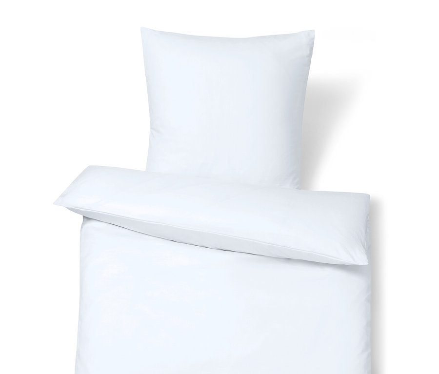 Szczegół białej pościeli z poduszką na górze.