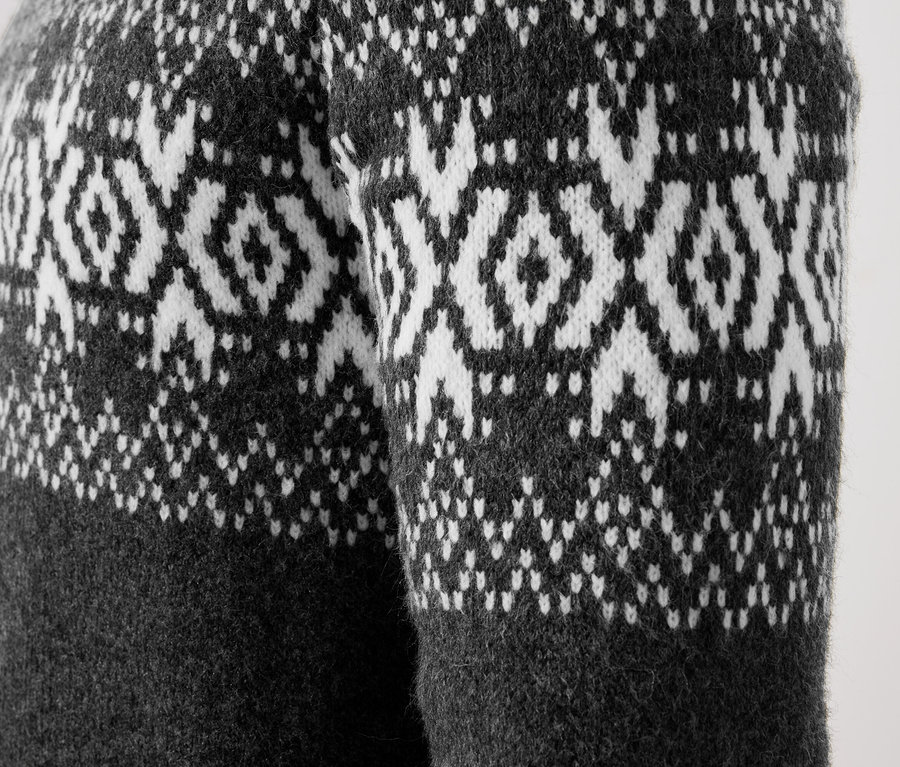 Szczegół szarych wełnianych spodni we wzór Fair Isle.
