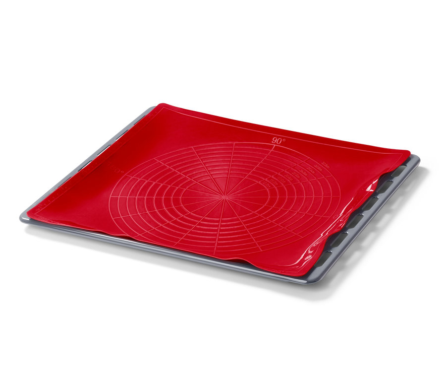 Czerwona mata do pieczenia na szarej blasze.