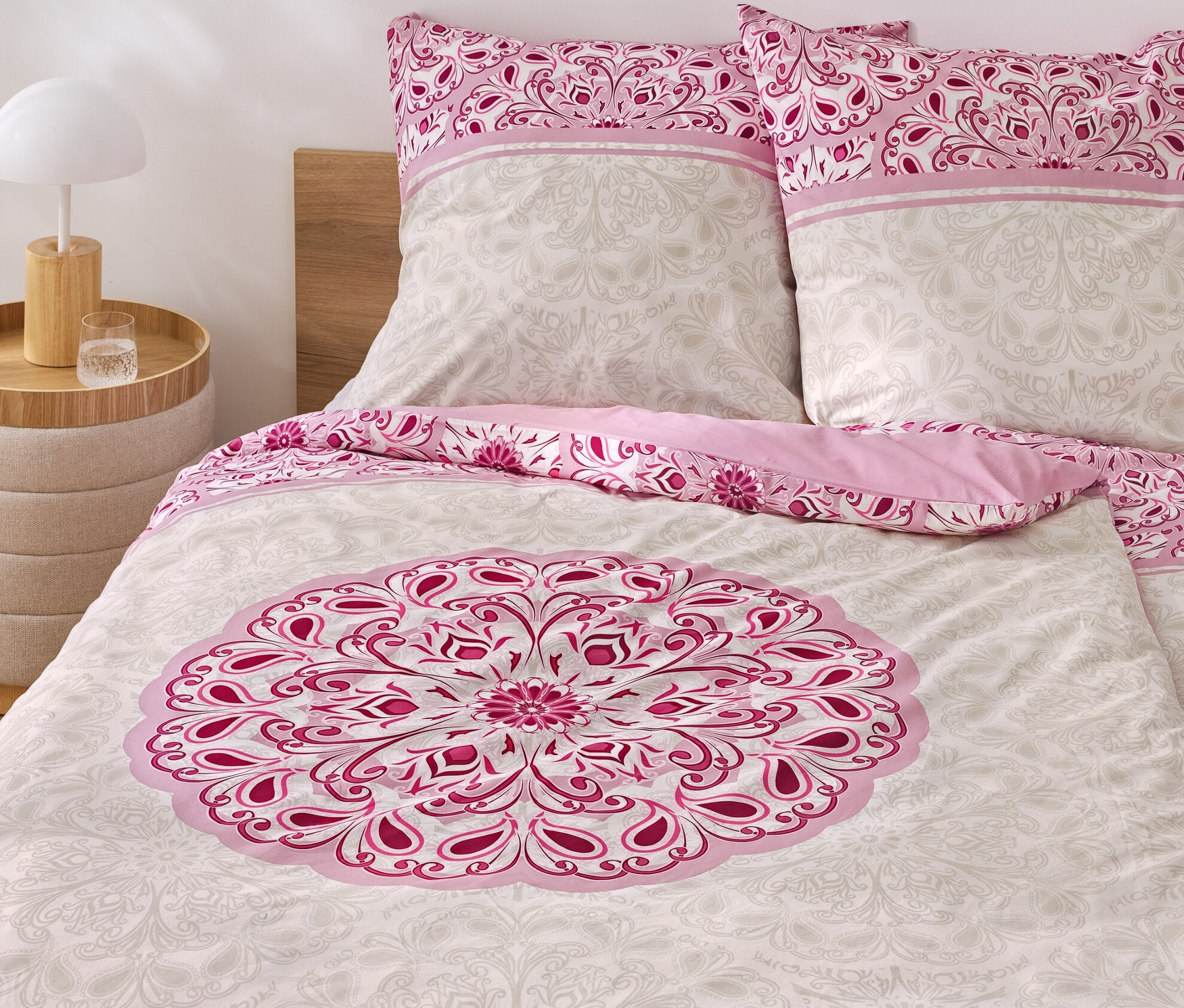 Pościel Renforcé z mandalą w kolorze różowym (standardowy rozmiar) i zielonym (ponadwymiarowy).