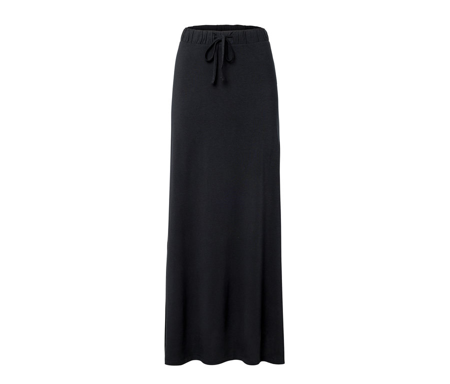 Czarna długa spódnica dżersejowa.
