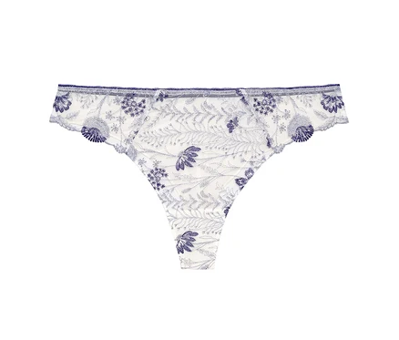 Białe figi tanga Passionata „Chloe” z niebieskim kwiatowym haftem.
