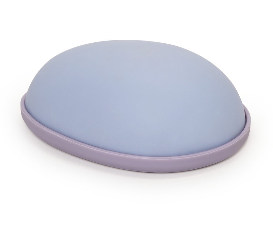 Niebieska podkładka pod nadgarstek z fioletową obwódką.