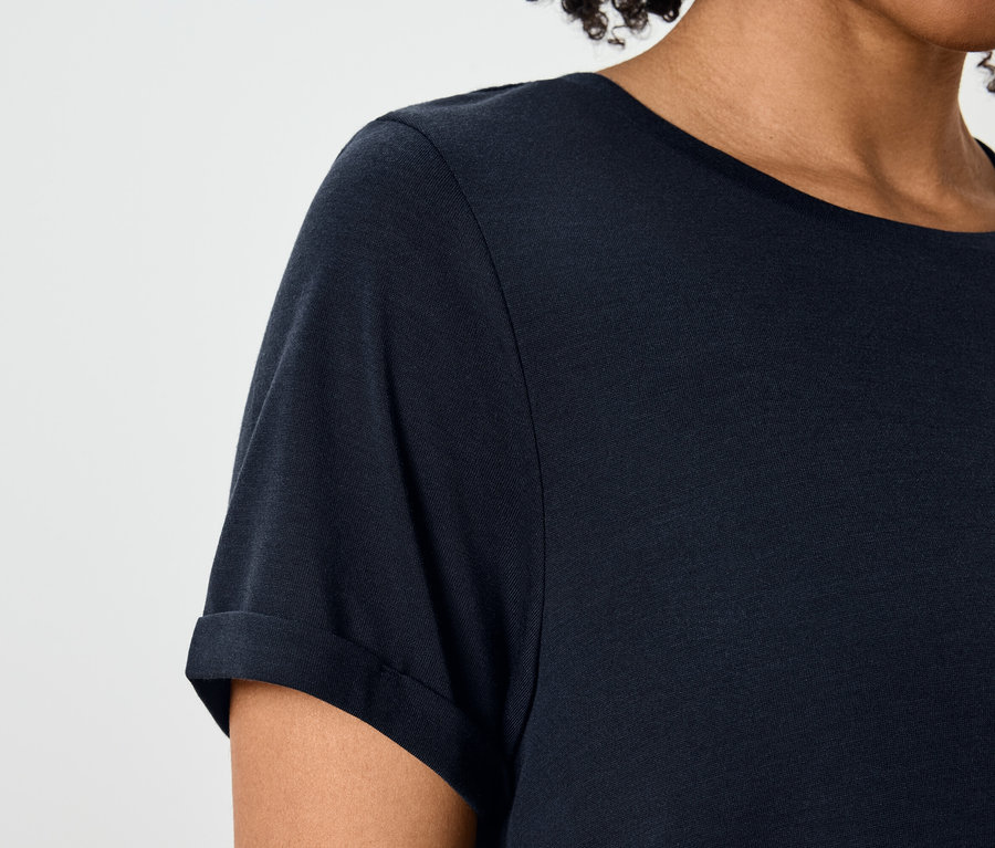 Zbliżenie na granatową damską koszulkę z krótkim rękawem.