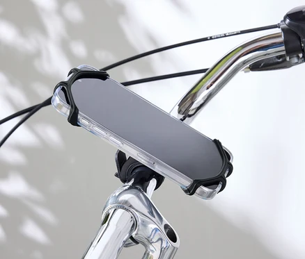 Uchwyt rowerowy na smartfon zamocowany na kierownicy.