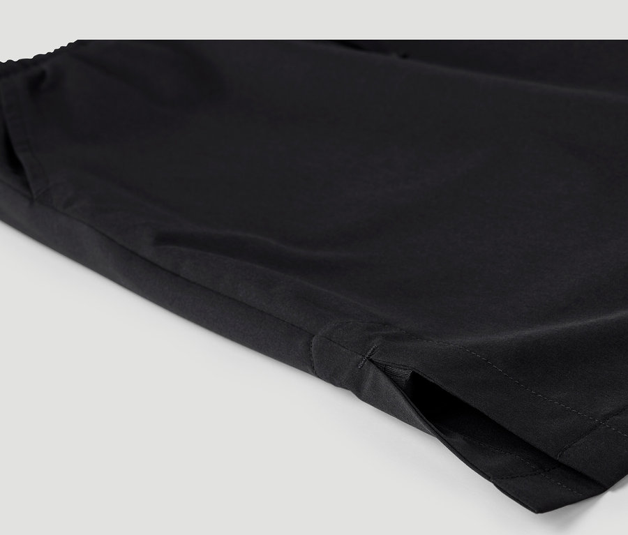 Zbliżenie na funkcyjne spódnico-szorty.