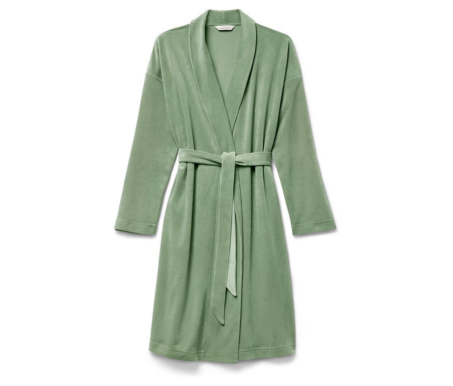 Zielony szlafrok z paskiem leży na białym tle.