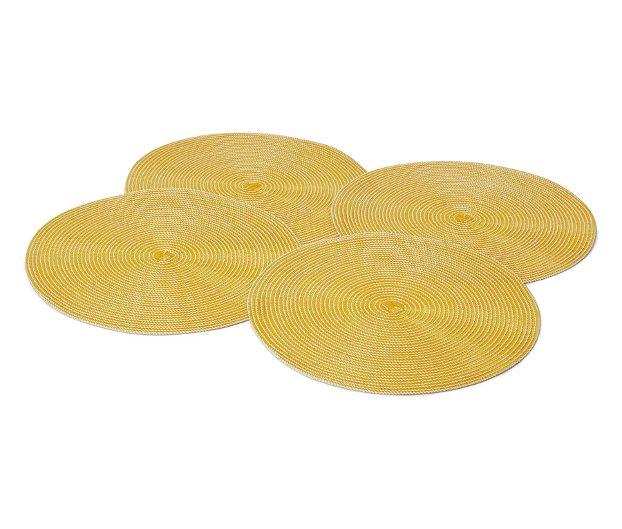 Cztery żółte, okrągłe podkładki na stół na białym tle.