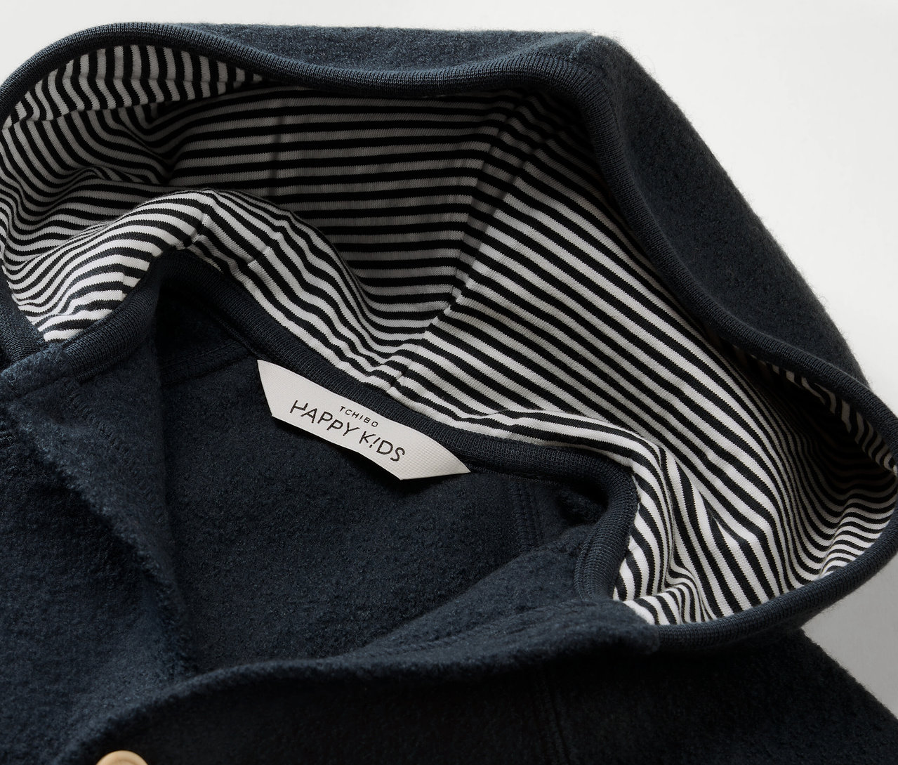 Szczegółowy widok niebieskiego Kombinezon dziecięcy z wełną merino z kapturem i podszewką w paski.