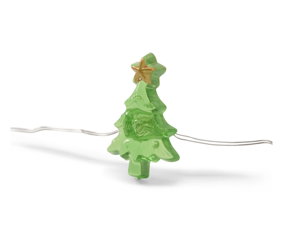 Szczegółowe ujęcie łańcucha światełek z ozdobą w kształcie zielonej choinki ze złotą gwiazdą na górze, na białym tle.