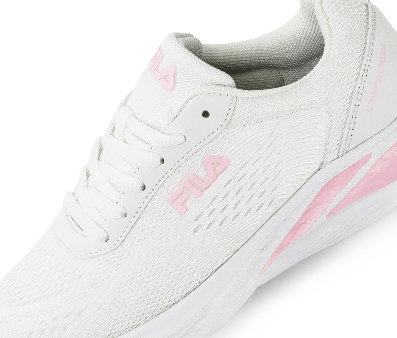 Zbliżenie białego damskiego buta sportowego FILA Specctris.