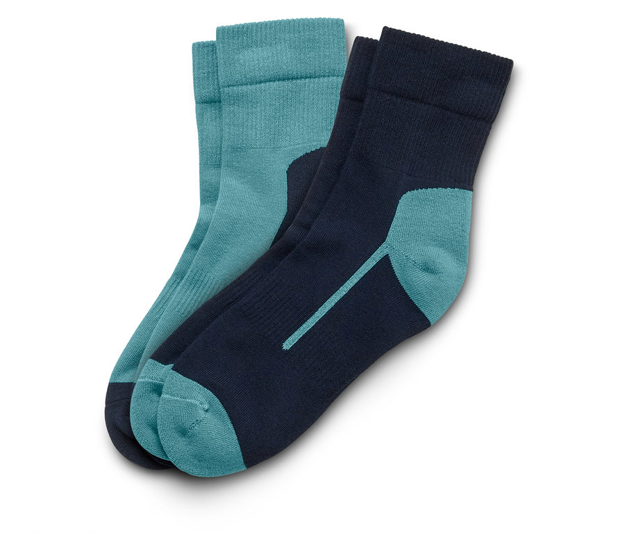 Dwie skarpety leżą na białym tle. Jedna skarpeta jest niebiesko-zielona, druga granatowa z niebiesko-zielonymi akcentami.