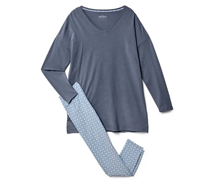 Szary longsleeve leży obok jasnoniebieskich spodni z geometrycznym wzorem.