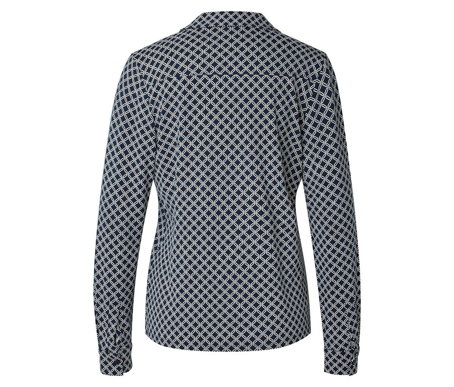 Widok z tyłu dopasowanej bluzki z długim rękawem w geometryczny wzór z nakładających się okręgów w kolorze granatowym i białym.