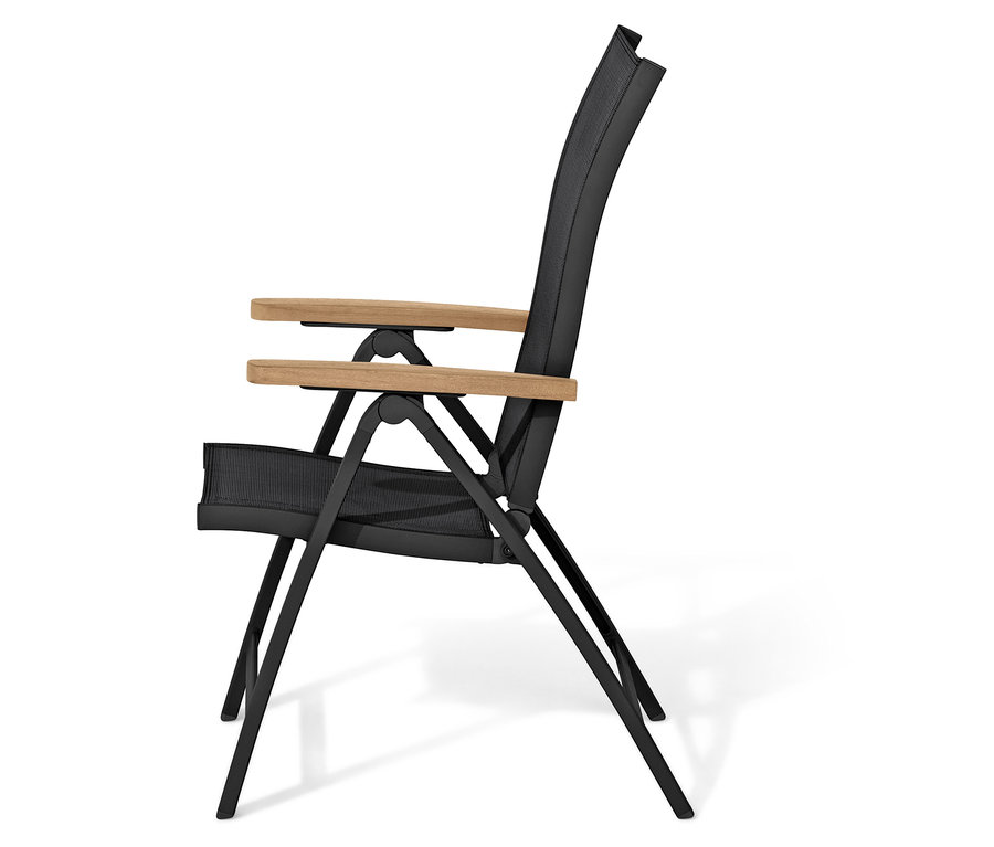 Boczny widok czarnego krzesła składanego z drewnianymi podłokietnikami.
