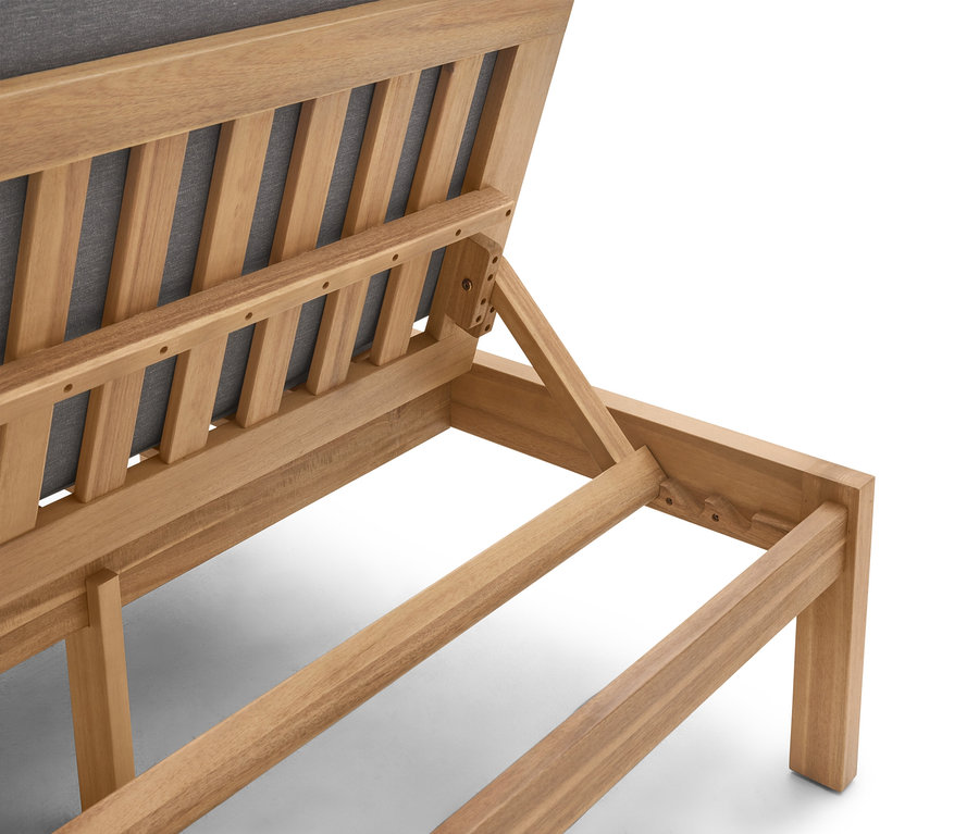 Szczegółowy widok drewnianego leżaka ogrodowego z szarą tapicerką.