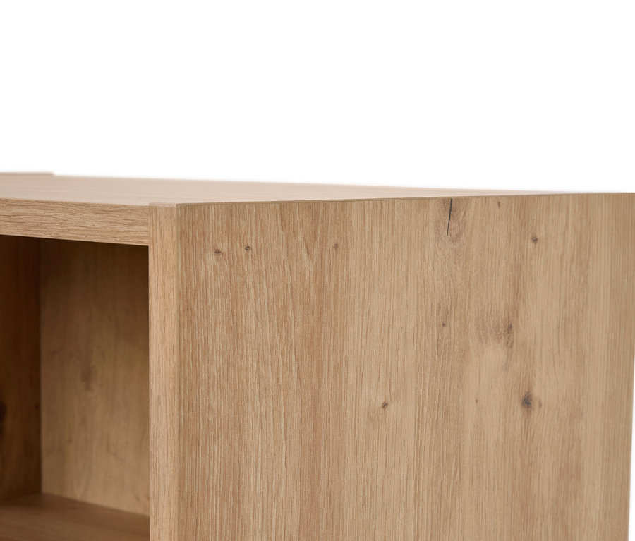 Zbliżenie półki z drewnianym usłojeniem.