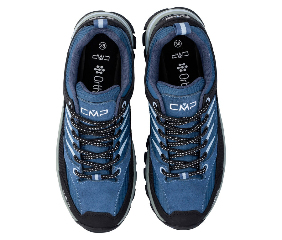 Widok z góry na parę niebieskich butów trekkingowych CMP ze sznurowadłami.