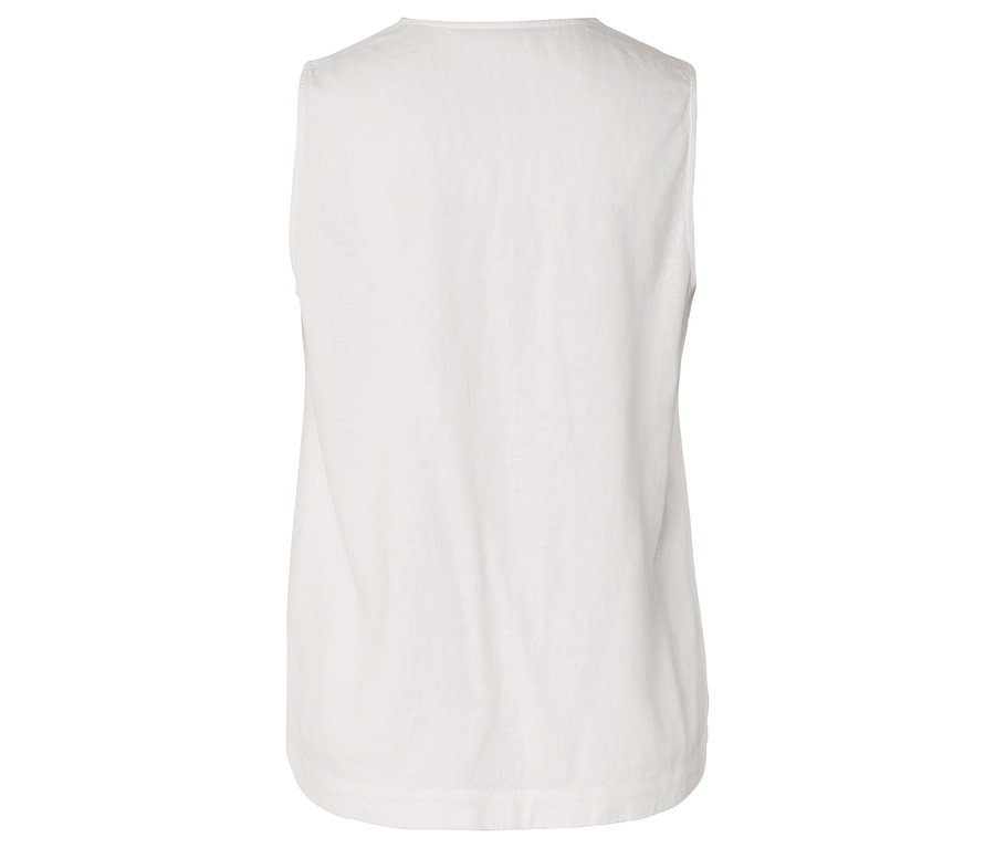 Widok z tyłu białej bluzki bez rękawów.