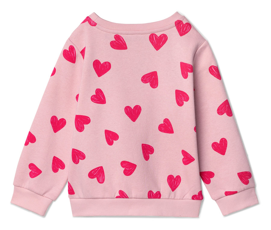 Widok z tyłu jasnoróżowego swetra z czerwonym wzorem serca.