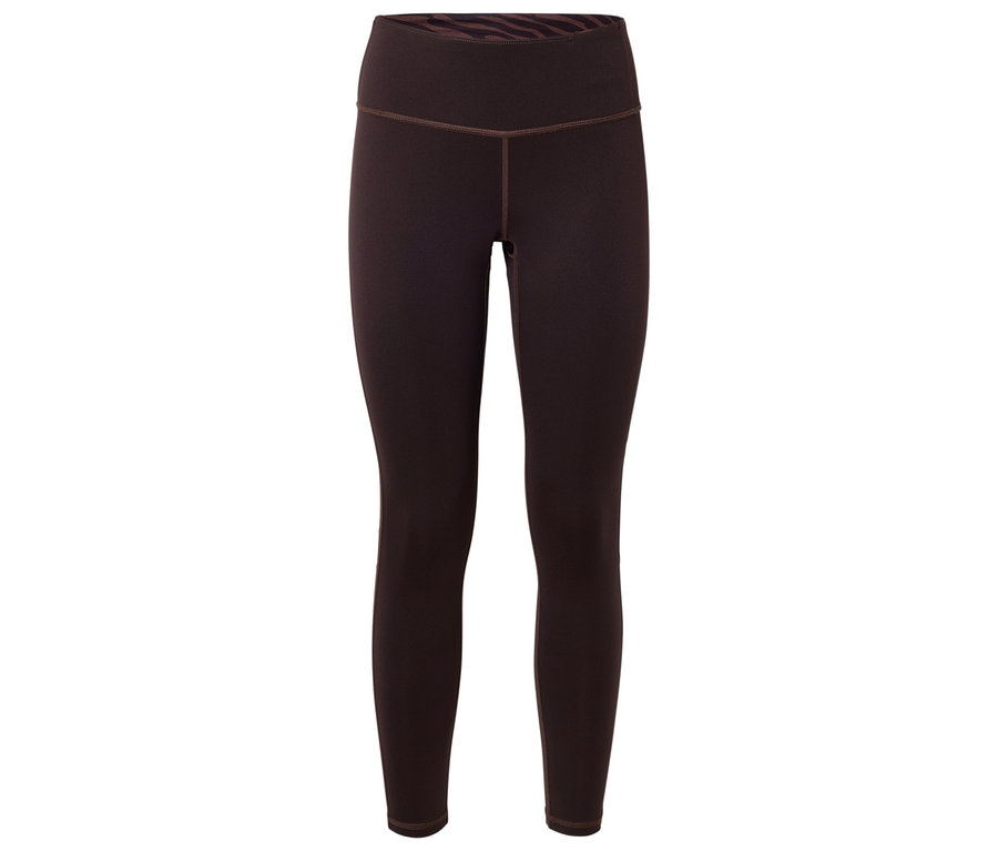 Brązowe legginsy na białym tle.