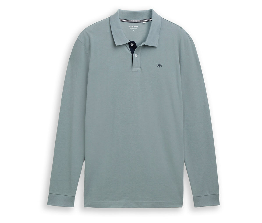 Jasnoniebieska koszulka polo z długim rękawem leży na białym tle.